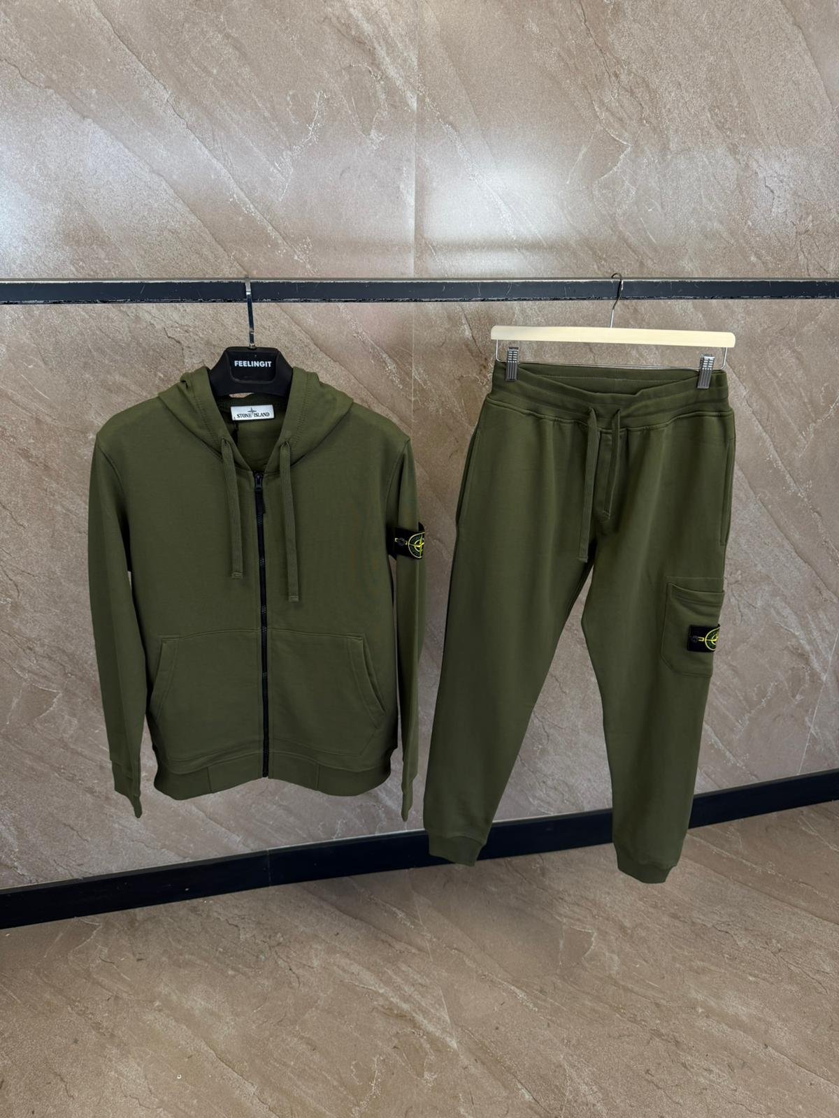 asr1 (9) Stone Island Trainingspak Groen Double Logo - Afbeelding 1