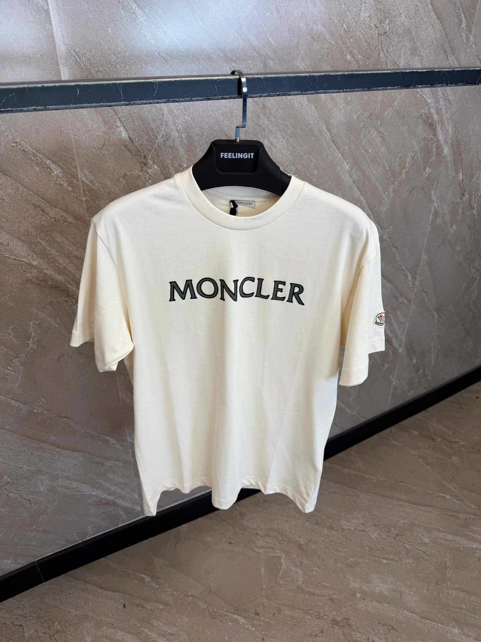 WhatsApp Image 2026-06-16 at 18.08.20 (2) Moncler T-Shirt Beige - Afbeelding 1