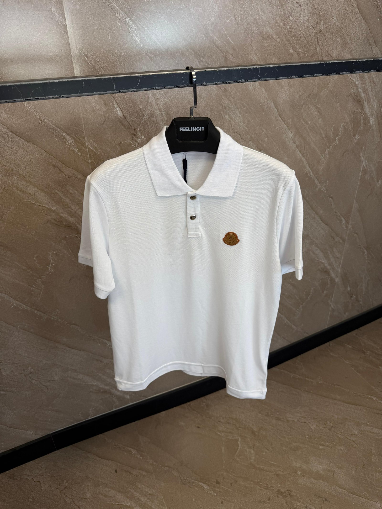 WhatsApp Image 2026-06-16 at 18.08.21 (7) Moncler Polo Wit, Brown Logo - Afbeelding 1