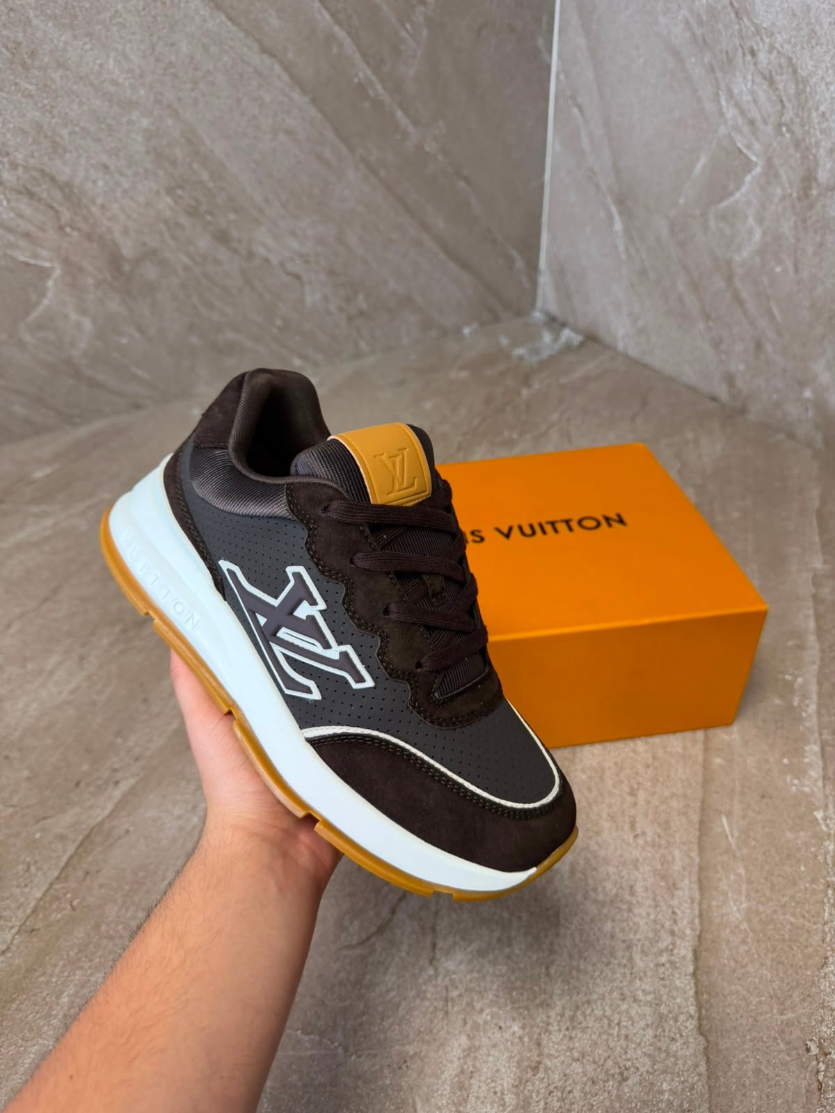 lvclass (1) Louis Vuitton Brown Classic Sneakers - Afbeelding 1
