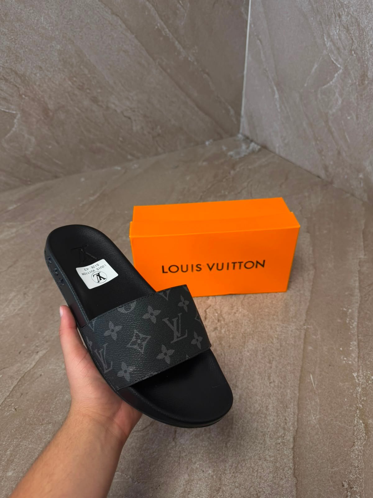 lvslip (1) Louis Vuitton Black Monogram Sneakers - Afbeelding 1
