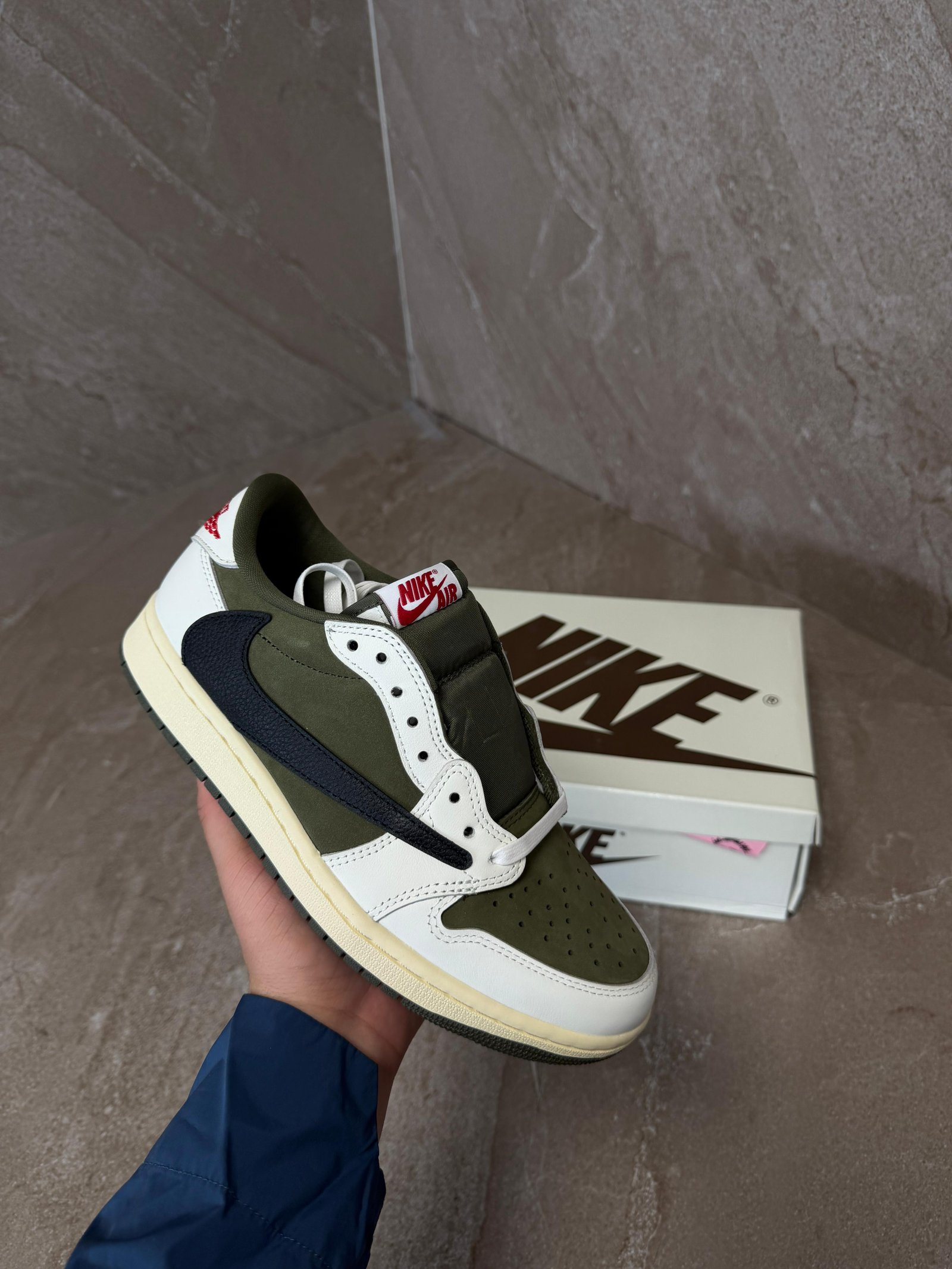travis2 (1) Travis Scott Medium Olive Low Sneakers - Afbeelding 1